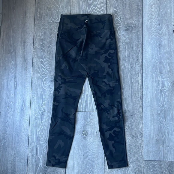 Zyia Camo Slashed Luxe Leggings - size 0 - Picture 3 of 4